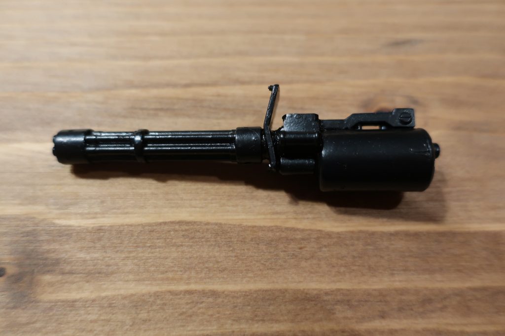 オリジナルのガトリングガンを作ってみました。作ったといっても、ヴィッシュ専用グフを作って余ってしまったシールドガトリングのパーツを切り貼りして、それっぽい形にしただけです。本当は両手で構えられるようにしたかったんですが、このキットでは厳しそうなので止めました。