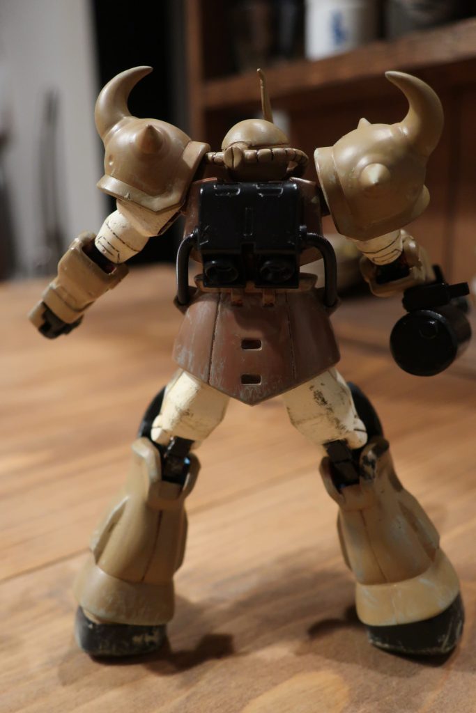 バックパックもそのままですが、動力パイプを2.5mmスプリングにしているので、基部の部分をプラパイプとパテで作っています。