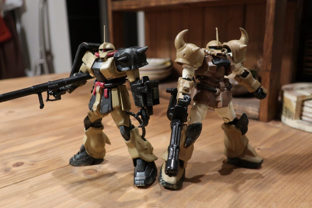 前に作ったザクⅡ改デザートタイプとツーショット。