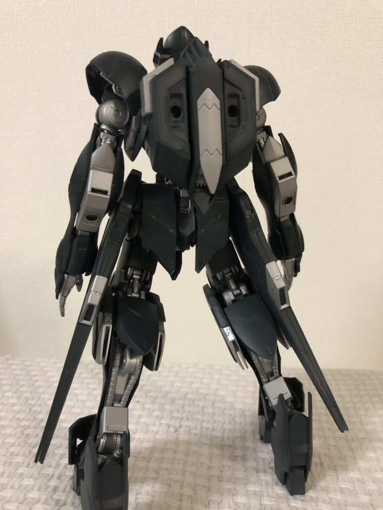 横と背面からです。
塗装はネイビーブルーとシルバーがメインです。ゴールドやレッドも少しだけ使用しています。