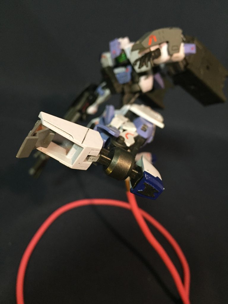 脚にはクローを内蔵