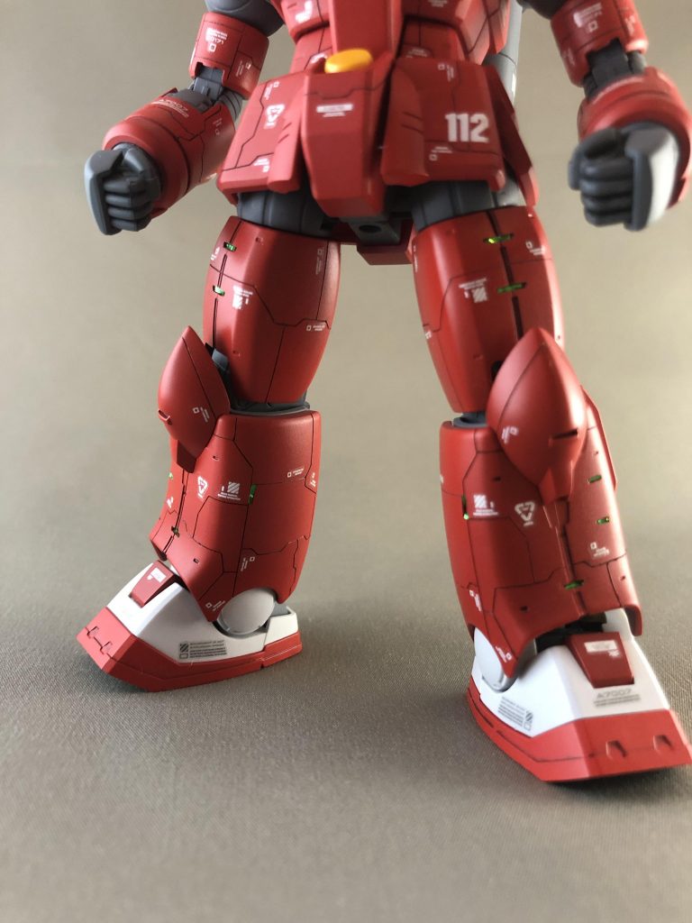 最初期型の脚部は凸モールドがありましたが、削り落としました。凹モールドは埋めるか迷いましたがマイナスモールドとして活かしてみました。新規に追加した0.2mmのモールドの合間に0.7mmのモールドを追加し、アクセントにグリーンラピーを貼りました。