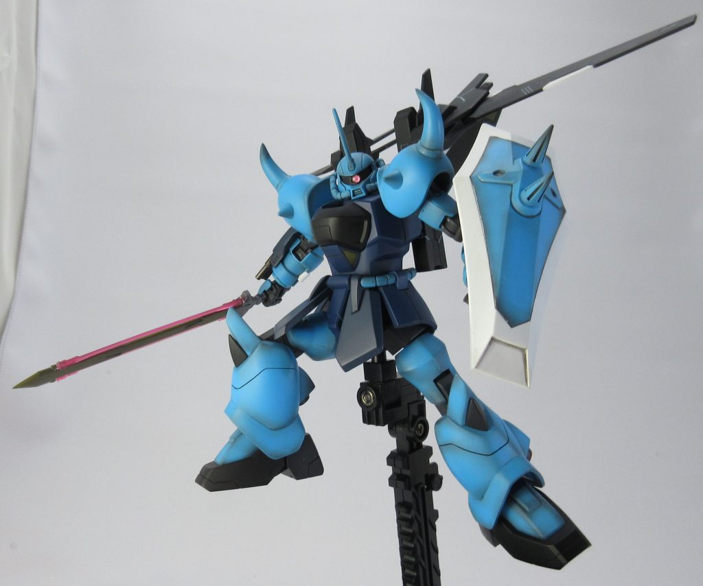 全面を黒サフで下地を塗り、調色したスカイブルーで黒立ち上げしています。
モノアイの裏もシルバーを吹いて発色を良くしています。