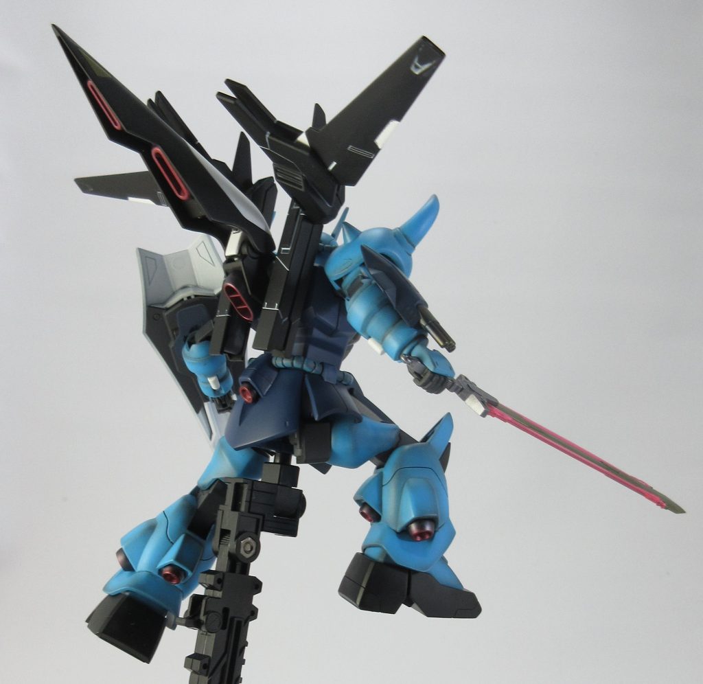 バーニアやスラスターはフレームメタリックを全面に吹いた後、内側をクリアレッド、外側をクリアブラックで仕上げました。