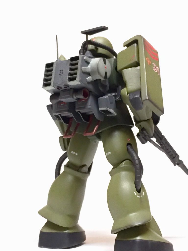 右後方から。
デカールは旧キットのザクタンクやゲルググ(ライデン機)などから拝借し、後は加減しながらペタペタと貼り付けています。