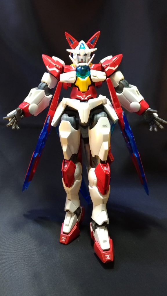 シアクアンタをベースに耳を巨大化したり、シールド等々のレイアウトを変更したりしております。
腰にソードビットを付けたかったんですよ。
「スカート状にソードビットを配置して」から発想が始まって耳をデカくしたのはあんまり印象が変わらない事からだったんですが、まさかのパーツ紛失で作り直すとは思わなかったです。
おかげで別モノ感は出ましたけど(苦笑)
ビルドダイバーズの作中的に、ビルドファイターズトライは放映してるのかしら。
放映してなさそうですよねえ。だから多分シアクアンタから改造って線ではないかと
思います(笑)