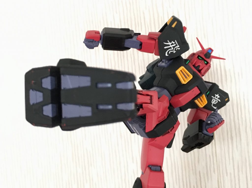 中国拳法旋風脚。
…が、腰アーマーが干渉してしまうので撮影用に外してあります。無念。