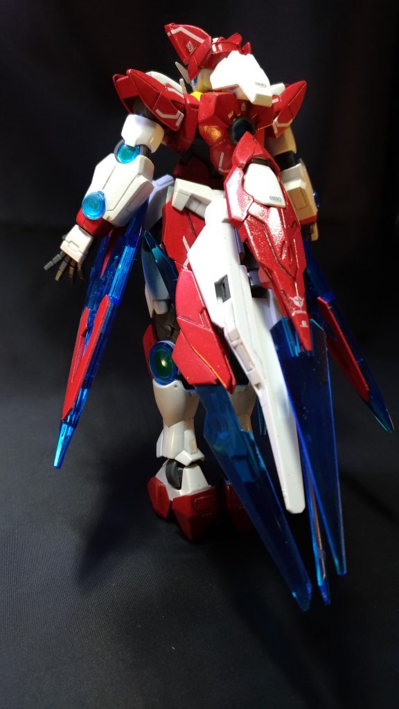 腰アーマーにシールドを取り付けて、スカート風に。バックパックにはシールドアーム用の巨大な穴が開いてたので、きっちり埋めました。
「実際作成された00クアンタとは違い、バックパックのフレキシブルなシールドアームの可動をオミットして腰部分に固定している。
フレキシブルな運用は出来ないが、推進力として使う場合に安定する事が期待された。」
みたいな。