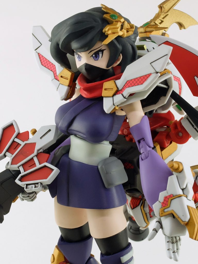 アップ。お面は頭部にかんざし状に配置。