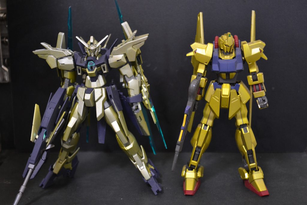 百式と記念撮影。
シルバーの上にクリアイエローを吹くという同じ手法で塗装したのですが、今回はクリアイエローをごく薄く吹いてみました。