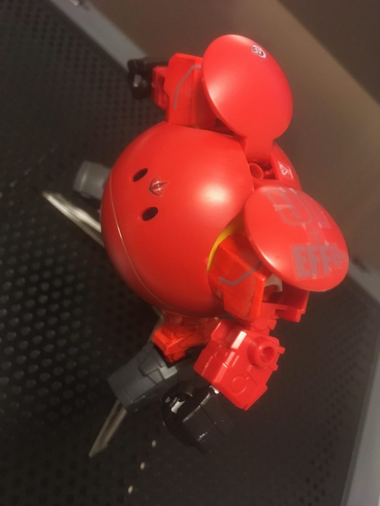 ディティールが少なく、スジボリ等もしていないため情報量を少しでも増やそうとデカールを貼りました