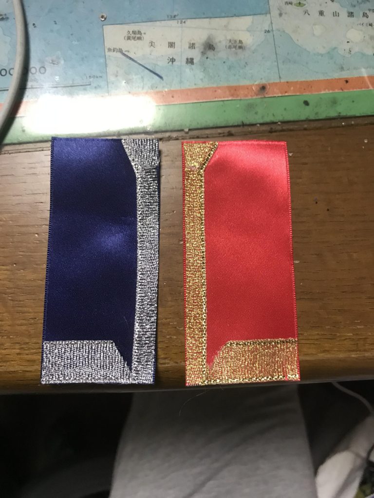 ユザワヤでリボンを購入して腰布を製作。意外と楽しくできたので今後の可能性が広がりました。2センチ幅くらいのを10センチ分購入しましたが少し長かったので裁ちバサミでカットしました。金銀のリボンはロール98円だったので迷わず購入し、アロンアルファで接着。合わせて500円しないくらいだったのでいい買い物でした。