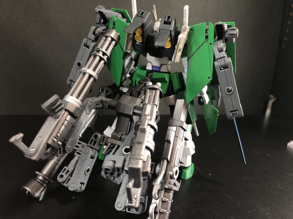 後ろ姿は武器だらけです。