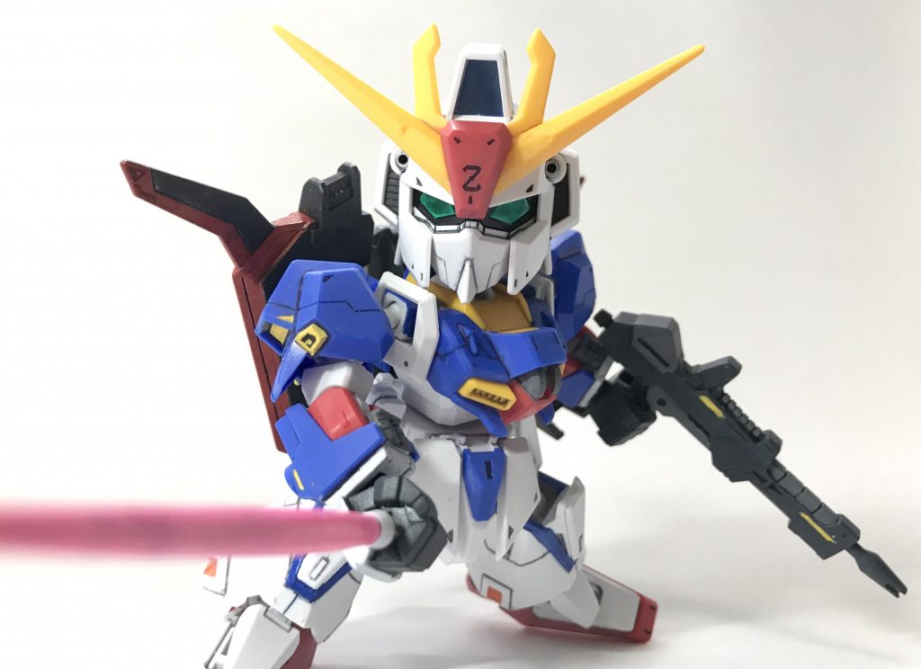 ビームサーベル & ビームライフル装備。
ビームライフルは肉抜き穴をエポキシパテで埋めてます。
腕の付け根の白いパーツの上側の切り欠きを1mmプラ角棒でつないでます。