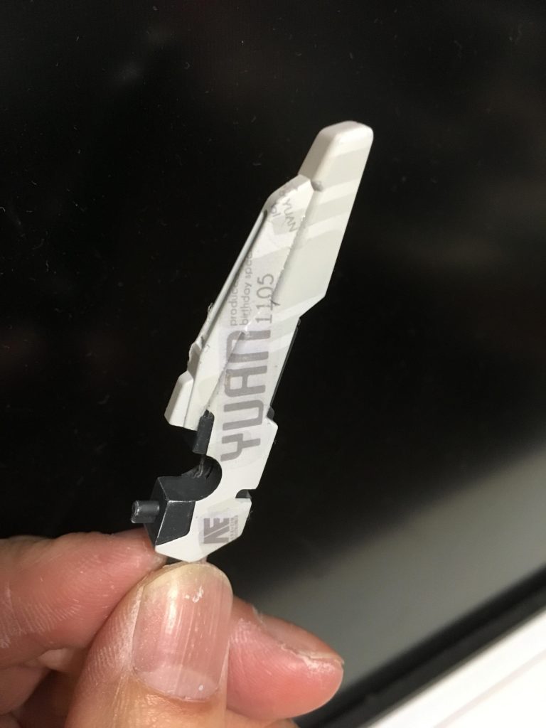 膝のパーツ、グレーと白の迷彩と自作デカールです。