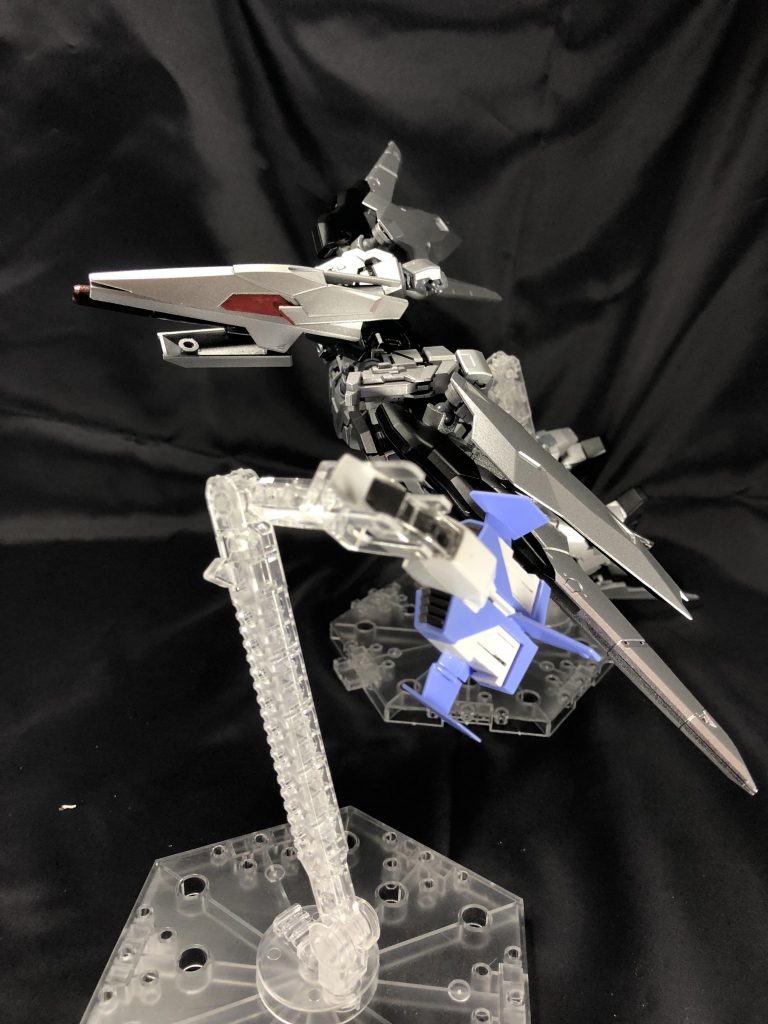 常に鳥のような姿で現れるため、MSの状態で目撃されることは稀である。また、なぜ宙域に侵入したものを排除するのか、パイロットは乗っているのか、目的を含め多くの謎が残っている。