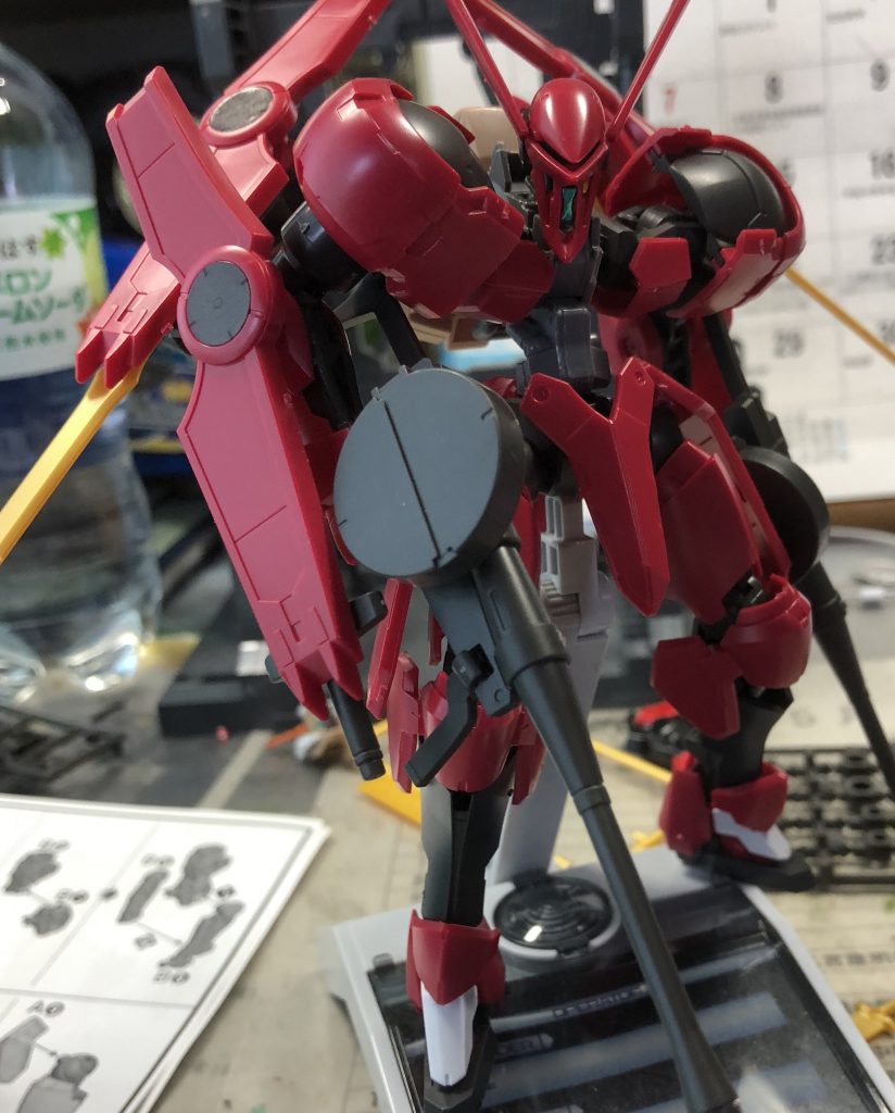 最初四本腕にした時まだフレームが丸出しのところがある。腹部のフレームはグリムゲルデのフレームにグレイズの一部を移植しました。