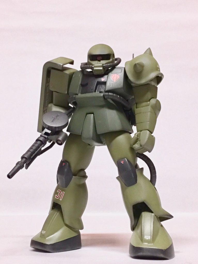 正面から。
塗装はエナメルの筆塗り、ウェザリングマスターでうっすら汚しをいれています。こうしてみるとバックパックが隠れてぶっちゃけ只のザクにしか見えませんね…