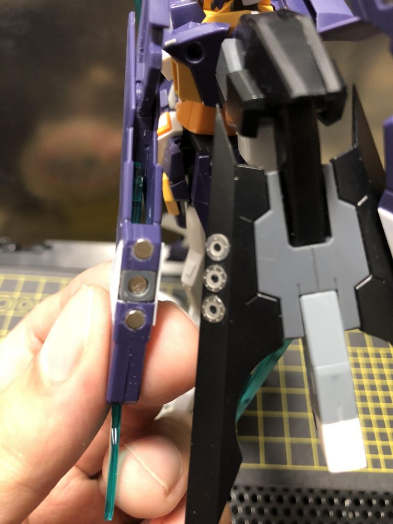 Fファンネル改は、ネオジム磁石でくっつけています！ライフルと拳銃も、全て磁石で保持しています。(前回イフリート作った時の塗装剥げがトラウマです…)