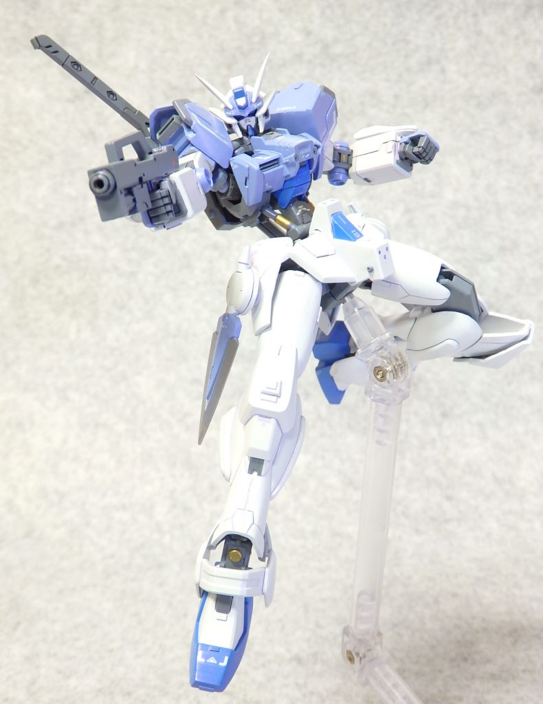 ~ACTION~
ライフルは鉄血のオルフェンズのオプションセット1のものに手を加え、取り回しの容易なハンドガンとしています。