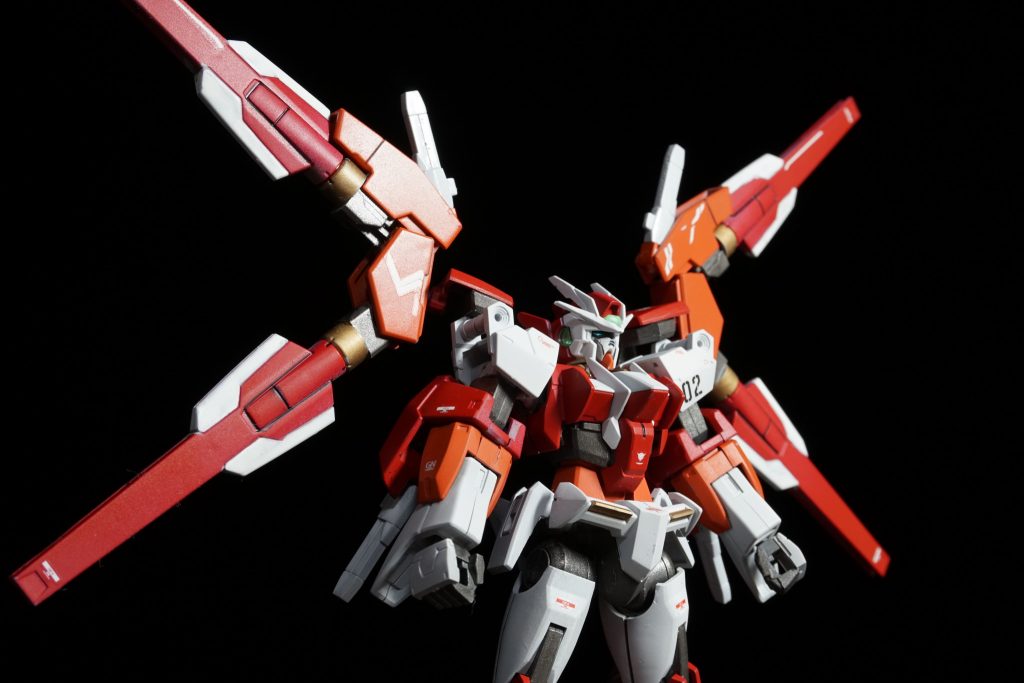 本機体の最大の特徴でもあるGNフィンファング展開状態。
スラスター的な見た目のおかげでシルエットが通常のオーダイバーと違ってグゥレイト!