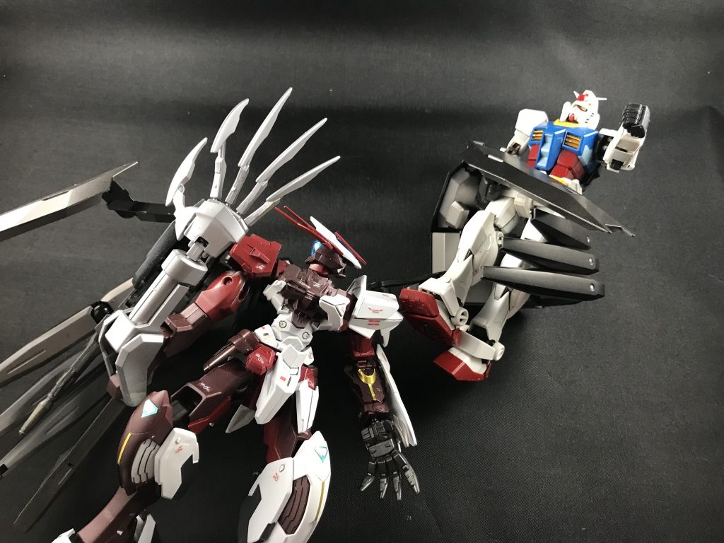 ## 輻射波動形態&ビッグアーム・ユニット
輻射波動機構とビッグアーム・ユニットの組み合わせで、ビッグアーム・ユニットで敵を掴み機動力を奪い、確実に輻射波動を叩き込むことができます。
こちらは後にアニメで登場した、ノーネイムユニットの大型のクローにも影響を与えた設定です。