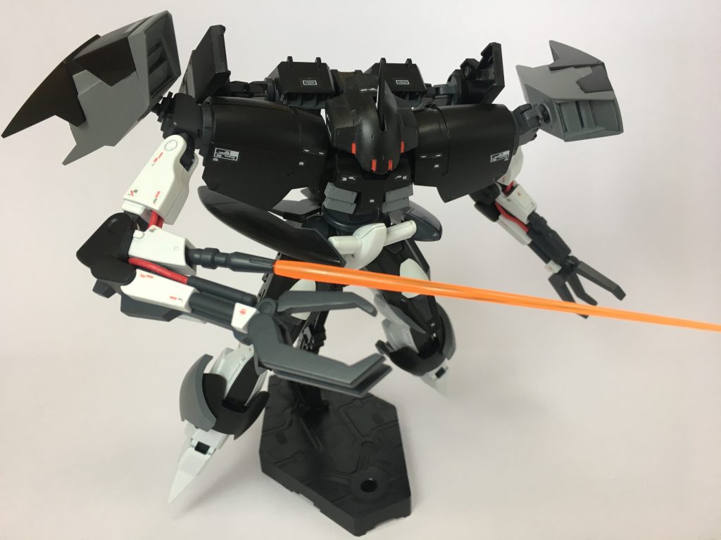 腕部GN粒子砲は砲口からビーム刃を展開するGNビームサーベルとしても運用できる。
また、GN粒子の収縮率の切り替えにより
高火力の射撃モードと連射性に優れた射撃モードに使い分けることができる。