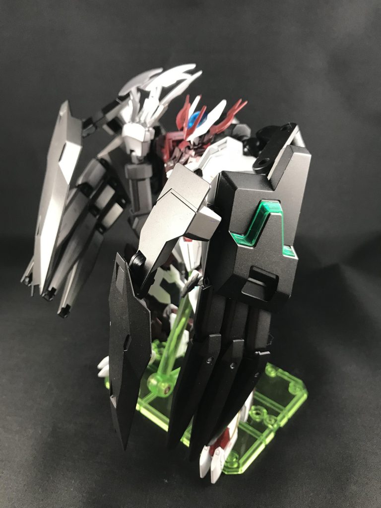 ## 防御形態
バックパックに搭載のビッグアーム・ユニットが変形し、機体全面を覆い隠すように展開します。
機体全面を覆い隠すだけではなく、部分的に覆い隠すことも可能で、片方は射撃or近接、片方は防御といった使い方も可能です。
こちらは後に、ノーネイムユニットの「Dエクステンション」にも影響を与えた設定です。