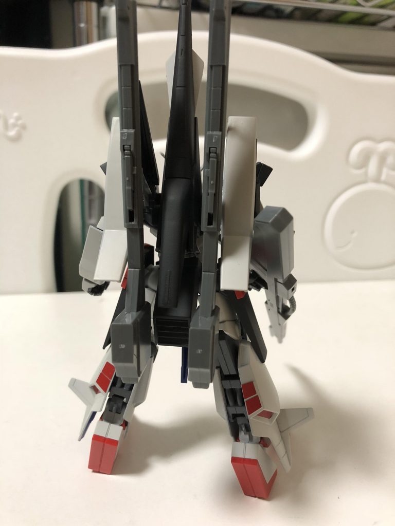 バックショット。こちらも2色のグレーで。