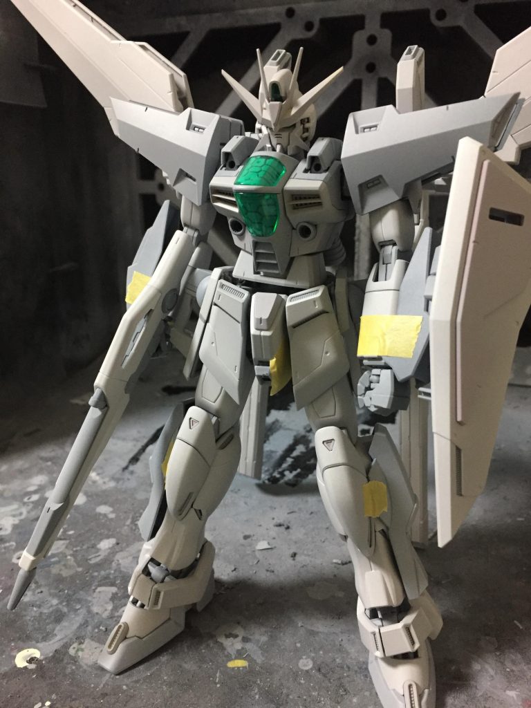 サフ吹き後
両腕,両足の放熱板は組むと中々外しにくいので、サフ吹きの時ははめずにカバーだけをテープで固定