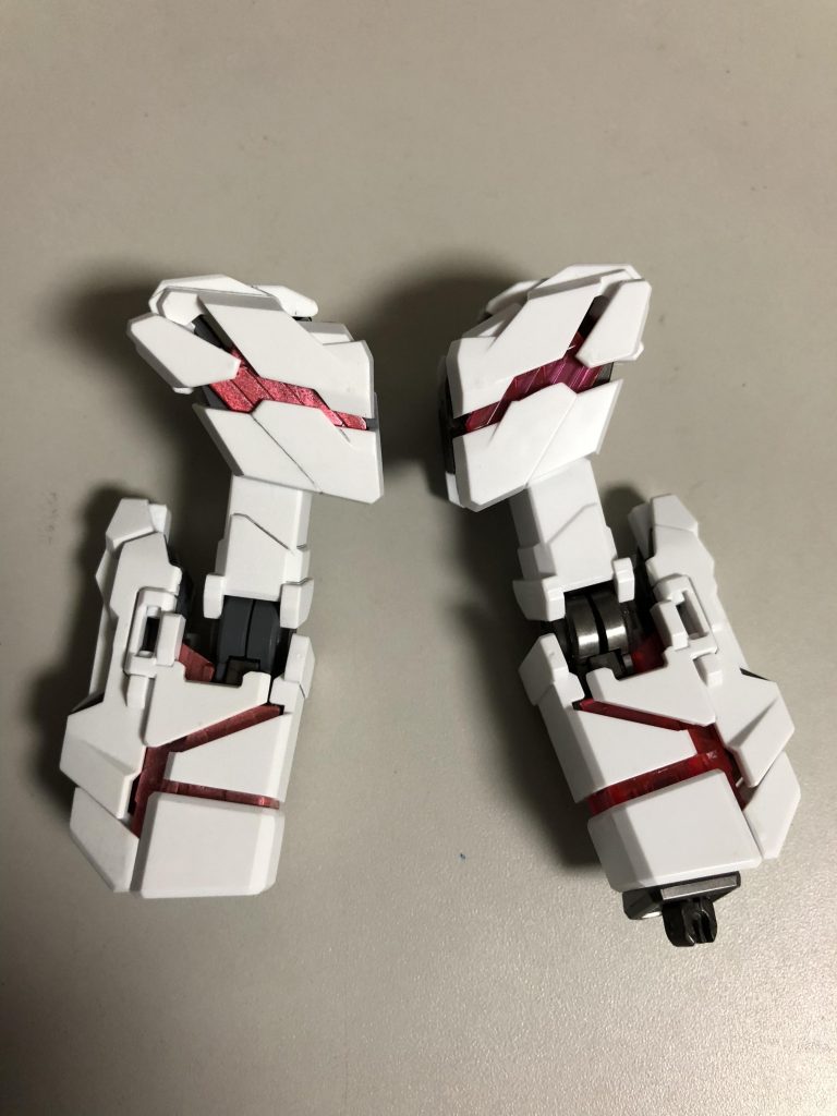 全身共通で白部分はホワイト、サイコフレームはメタレッドで塗装、関節部分はグレーを使用しました。(左:塗装後 右:塗装前)
裏側が透けてしまっていたクリアパーツの質感が変わり全体的に落ち着いた雰囲気が出たと思います。