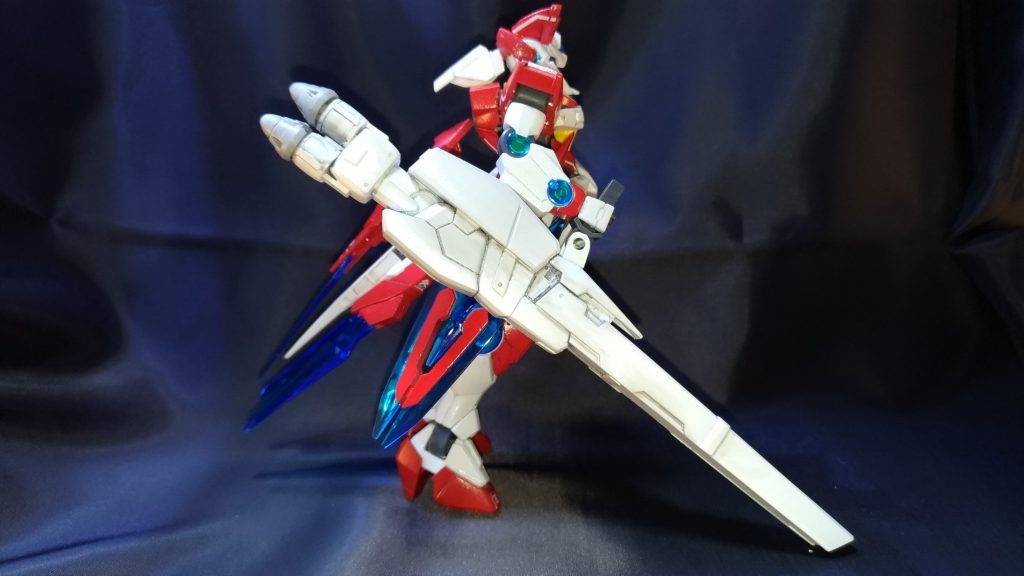 GNメガランチャーの後ろにはタケノコが二つ。
手持ちの武装は、セラヴィーガンダムⅡのGNバズーカに疑似太陽炉を二つマウントしたGNメガランチャー。
後部にマウントされた疑似太陽炉は移動目的にも利用できる。
二つの疑似太陽炉の粒子を一度に放出する長距離射撃モードは火星の衛星軌道上から月軌道上の大型ELSを打ち抜く事が可能である。
みたいな!