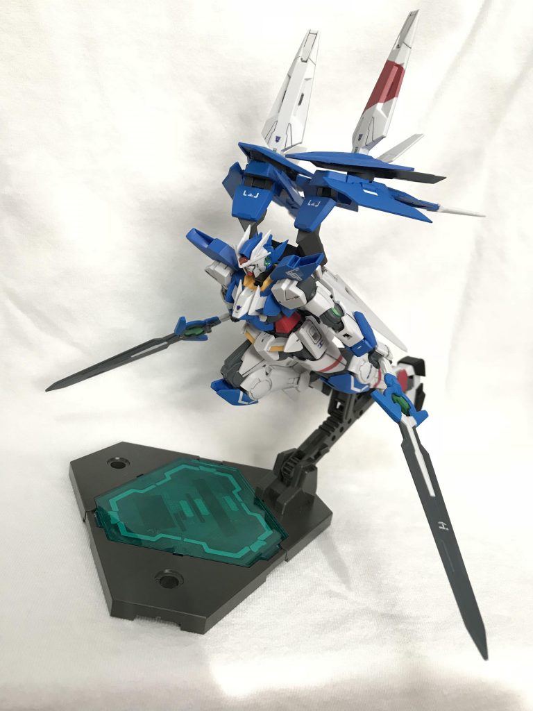 高速接近時は翼を背面に展開させることで、推進力を最大限に発揮できる。