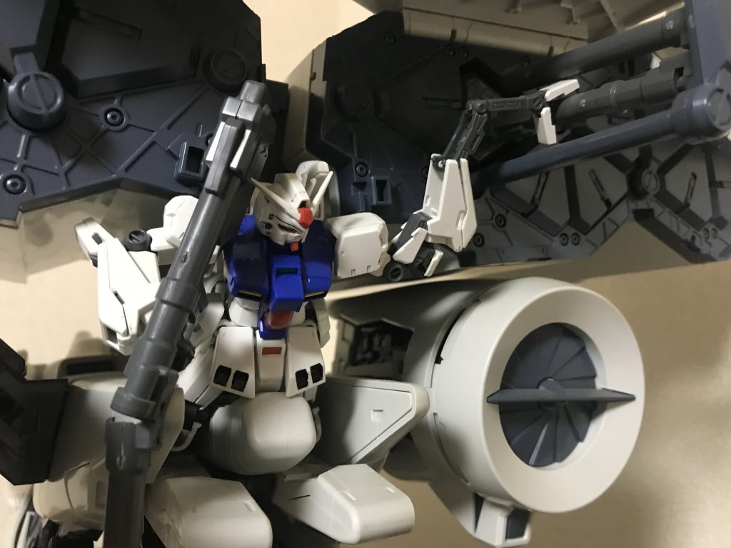 ステイメンとフォールディング・アーム。よく見てもらうと分かるのですが、フォールディング・バズーカが手持ちとコンテナ合わせて二丁あります。キット付属はステイメン、デンドロビウムそれぞれ一丁なのですが、組んだ当時ガンダムvsガンダムnext plusが流行っていて、そこに出てくるステイメンが二丁持ちだったので再現したくなりステイメンも購入しました。反対側のコンテナにもバズーカが格納されていますがそちらは連邦軍の汎用タイプです。