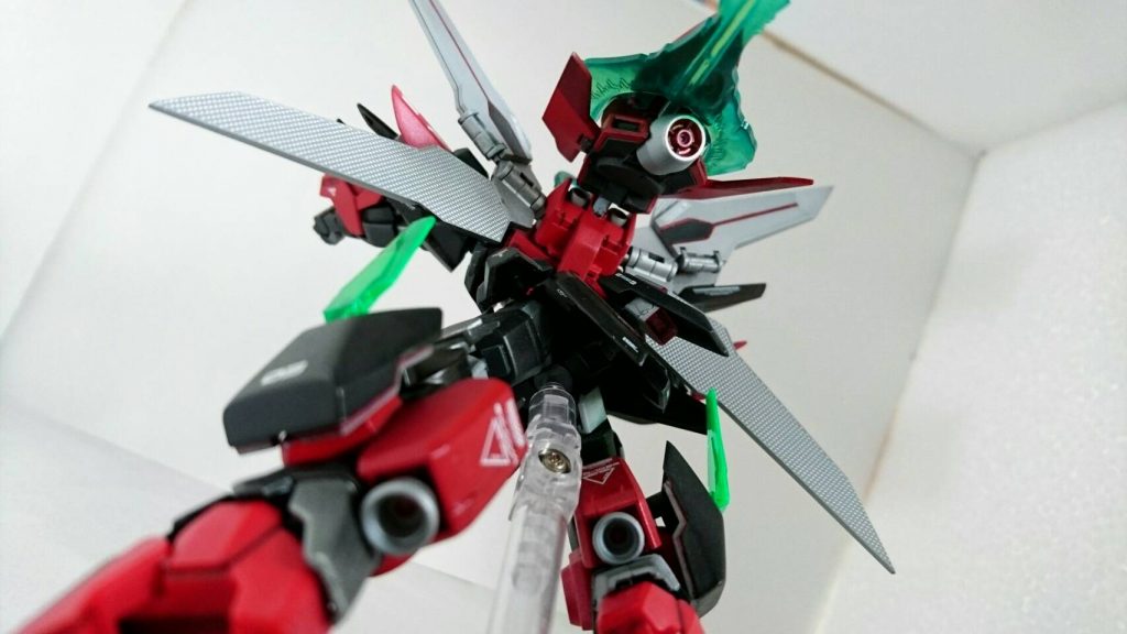 頭、肩(前面)、拳、腰、背中、踵に加速装置を配置。また、下記のサテライトウィンガーで合計9の加速装置を持つ。・サテライトウィンガー展開することで太陽光を受けるほど加速する。原型機の攻撃に転用される機能は存在しない。