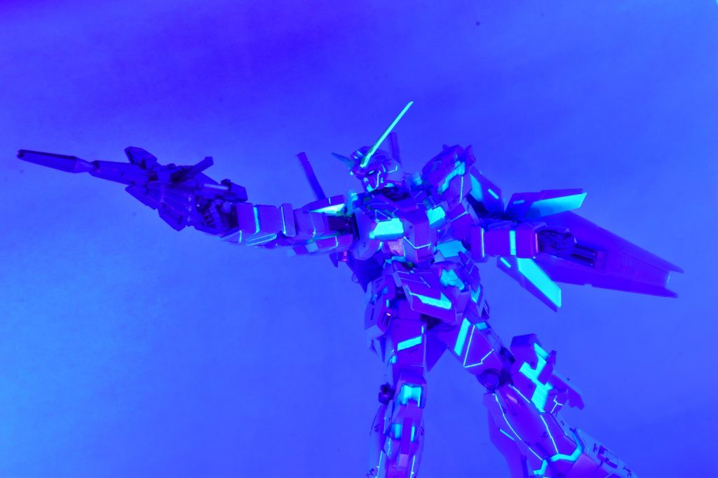 ブラックライトでの撮影です。
ビームライフルでのポージング