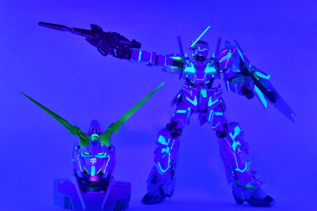 同アングル、同ポーズでのブラックライトでの撮影です。スジボリした箇所も発光します!