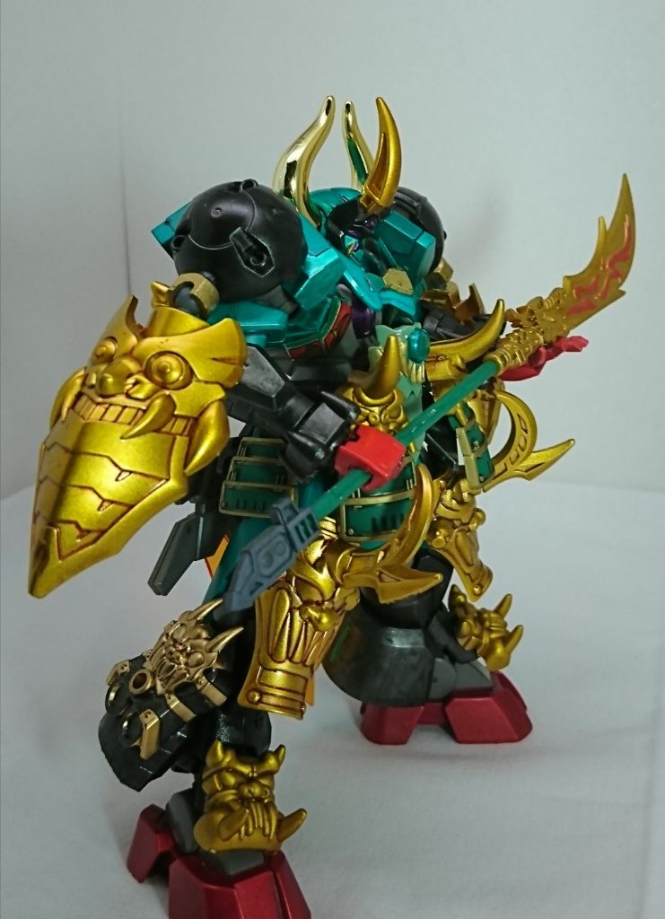 横から。
オーガ刃-Xが元々鬼モチーフなので、デザインもぴったりハマります。蚩尤ノイエジールの盾の目からはビームが出る設定。