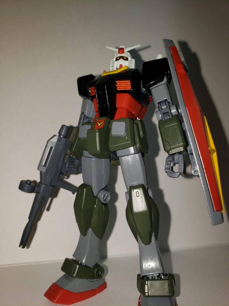 武装を持たせてオオガワラ立ち
メインカメラの裏はガンダムゴールドで塗っているのでフラッシュを炊くときれいに
反射します！