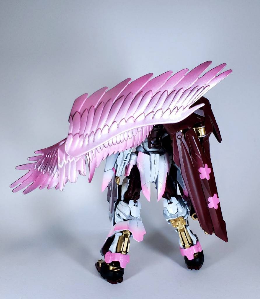 背面
左肩の羽根が後ろ側は大きめのものになってます