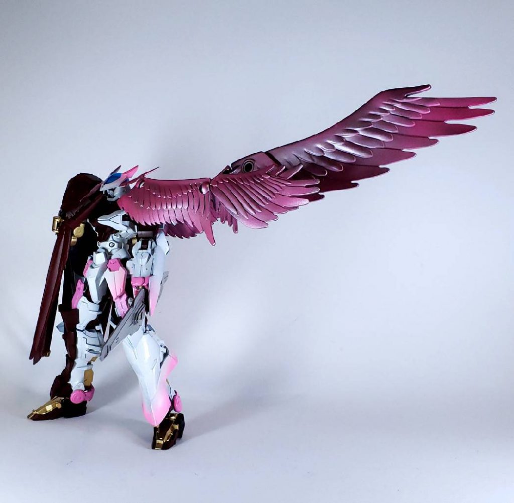 左肩の羽根を広げるとこんな感じです