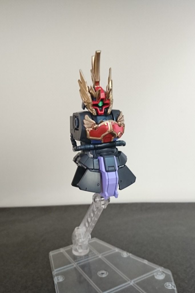 作成途中の1枚。やはり今回苦労したのは頭周りの飾りf(^^;)
陸遜のカブト飾り部分と煌ギラーガの胸パーツを切り出して使用しています。
他の作品で使用したキットの余りで構成しました(^-^)