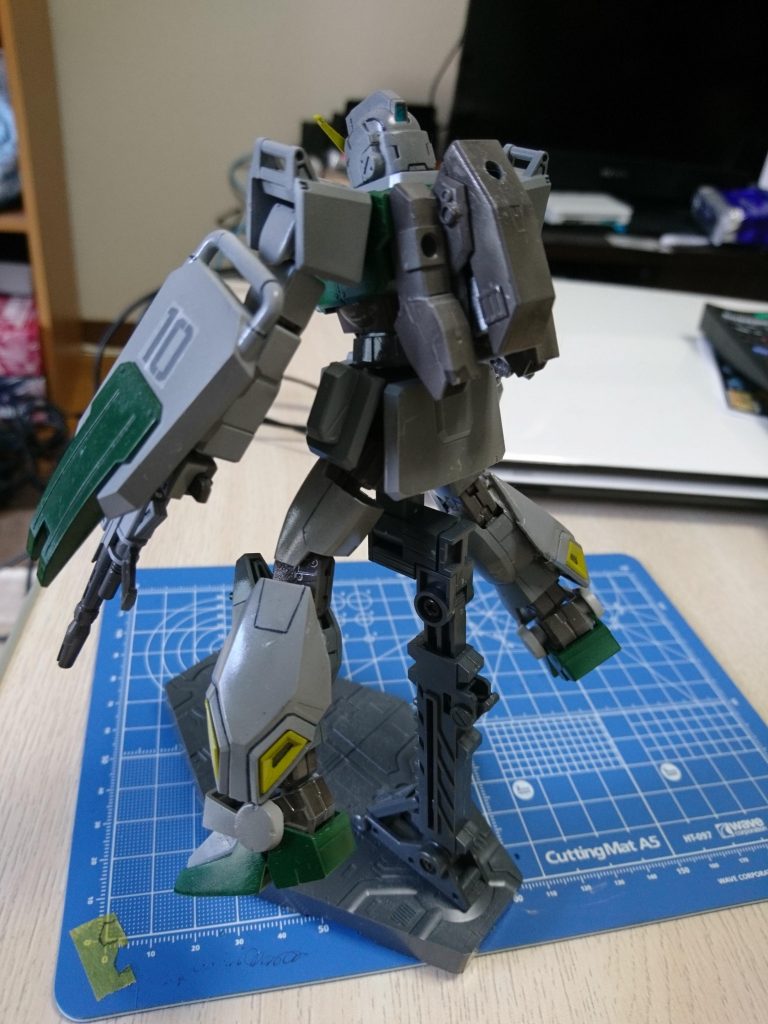 バックパックはカテドラルの余ったバックパックパーツ、Vガンダムのコア・ファイターのスラスター、ウェポンセットのガトリング、そこら辺にあったバーニアで新造しました。
脚部スラスターはZの脚から