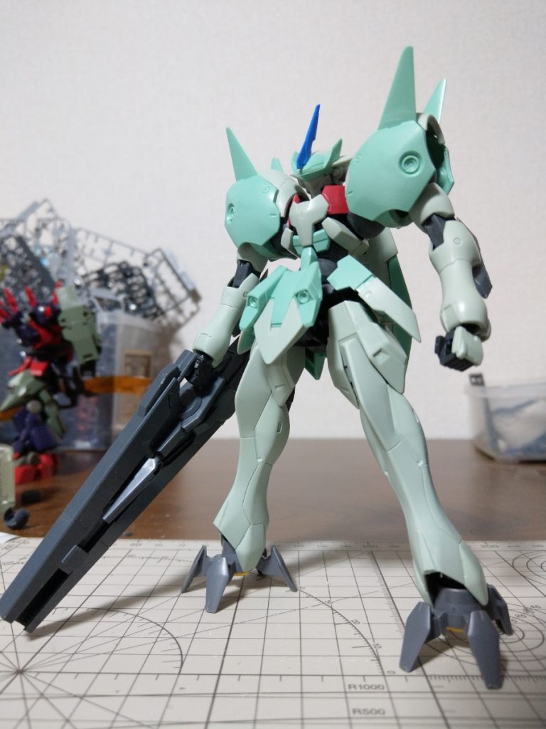 製作初期の写真。
元々はガデッサの着陸時の頭身を改善する目的で作ってました。
機体コンセプトも万能機っぽい感じ。