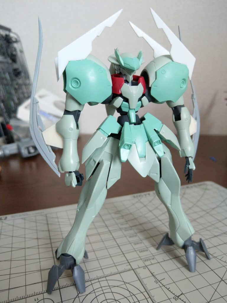 製作中期。
せっかくグレイズアインのドリルニーをつけたので、格闘性能を強化する方向に変更。
この辺りで「Hi-ガデッサ」という機体名とガデッサの強化型という設定を思い付く。