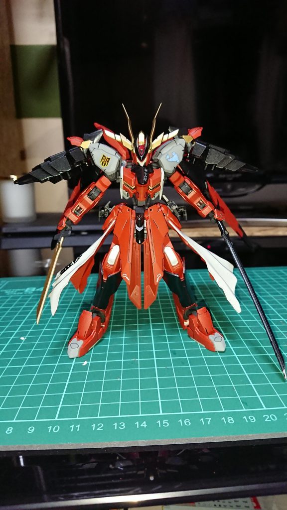 稼働はそのまま残し腰布はフェニーチェの肩マントを使用しました。
肩の鎧、アンテナの角はMG戦国アストレイから
腰、すねのパーツは100分の1グリムゲルデから使用しました。