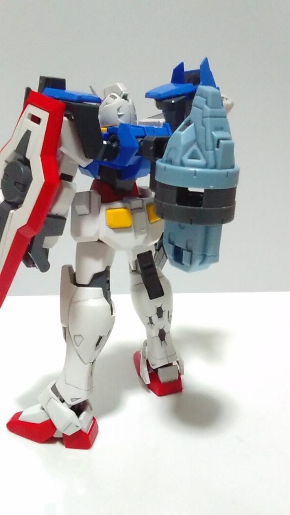 背中には長期戦を見据えてGN粒子貯蔵タンクを装備。タンクは一応GNキャノンを発射可能。