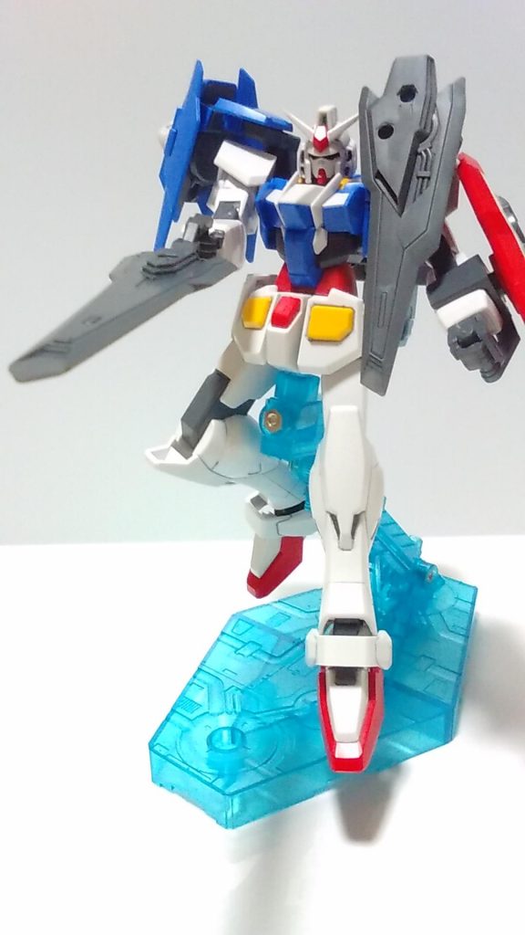 GNソードサバイブガンモードで攻撃!
太陽炉が右肩付近についているのでバランスを取るために盾類が左側に付けています。