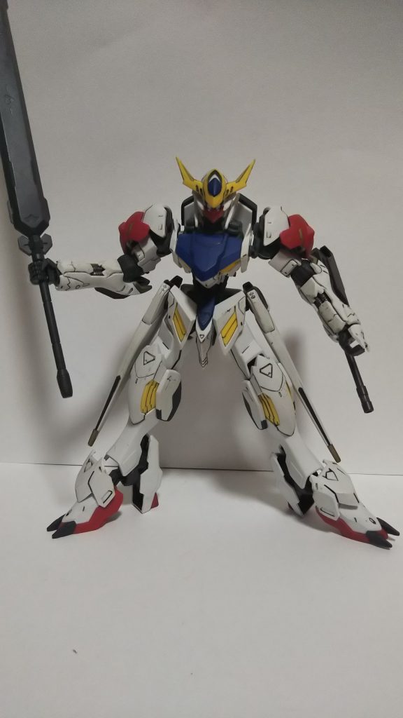 固定武装を(頭バルカン、ビームサーベル、アーマーシュナイダーなど)本体に持っていない機体という事で個人的に衝撃を受けた機体です(笑) ソードメイスも必ず装備するわけでもないし、何よりもビームサーベルが出てこないという事でガンダムファン(リアルタイムSEEDから見始め)としても鉄血は衝撃的でした(*´∀`)♪