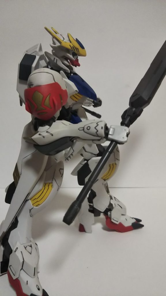 肩の所属を表すマークが好きです!一期はビームサーベルや頭部バルカンがないなんてガンダムじゃない(怒)なんてスルーしてましたが、二期の1話を友人宅で付き合いで仕方なく見たら・・・はまりました(*´∀`)♪